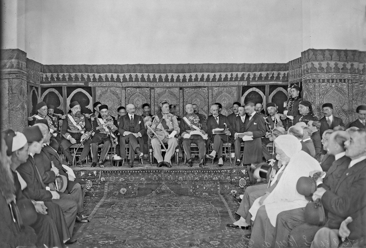 le Bey de Tunis lors d'une réunion beylicale le 12.8.1926