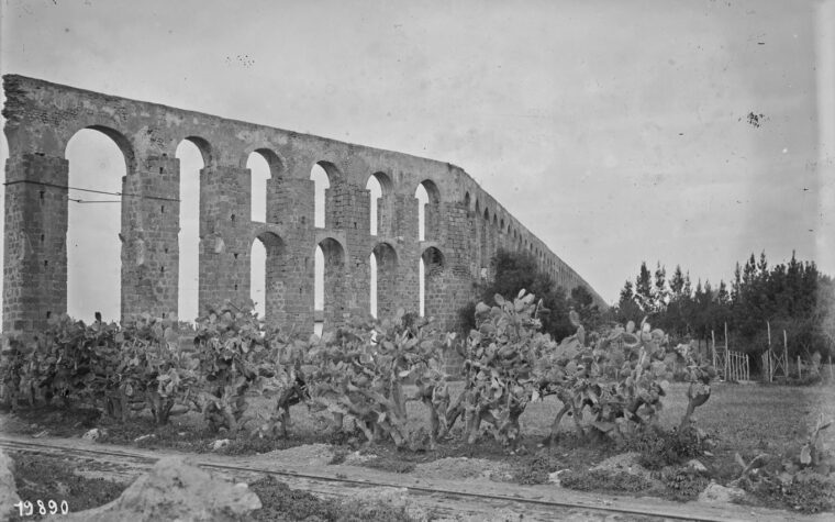 Tunisie , ruines d'aqueduc amenant les eaux de Zagouan