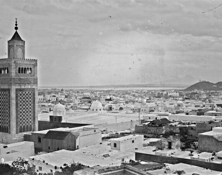 Tuni vue aérienne avec mosquée