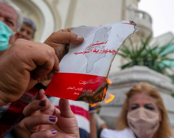 Les partisans de Kais Saeid brûlent la constitution 25 septembre 2021