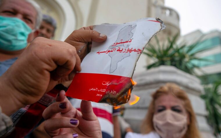 Les partisans de Kais Saeid brûlent la constitution 25 septembre 2021