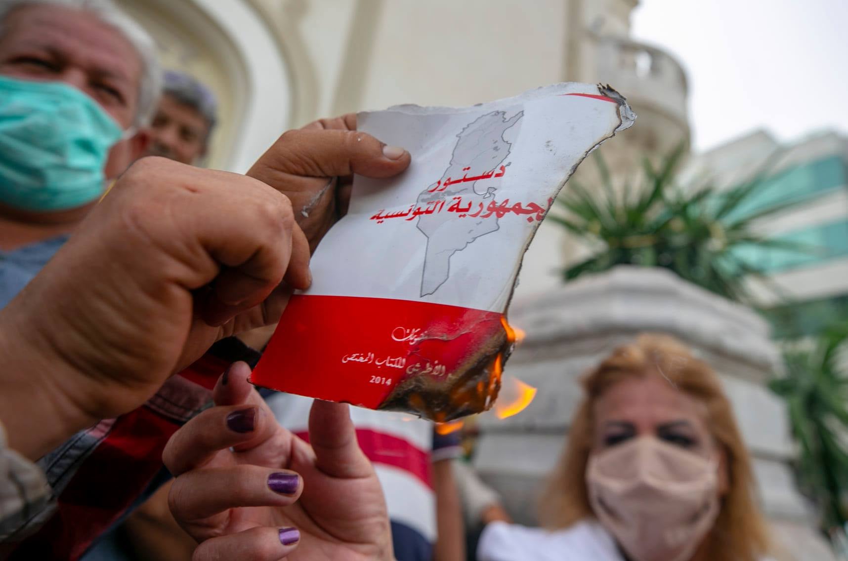 Les partisans de Kais Saeid brûlent la constitution 25 septembre 2021