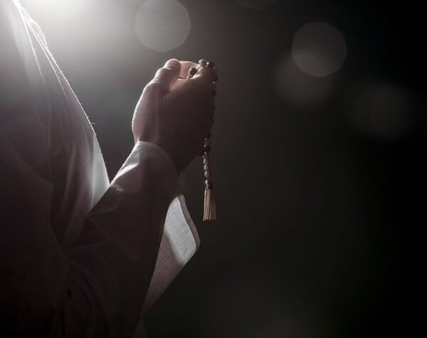 سؤال خطير في الفلسفة والإلهيات: هل الله يهتم بِنَا