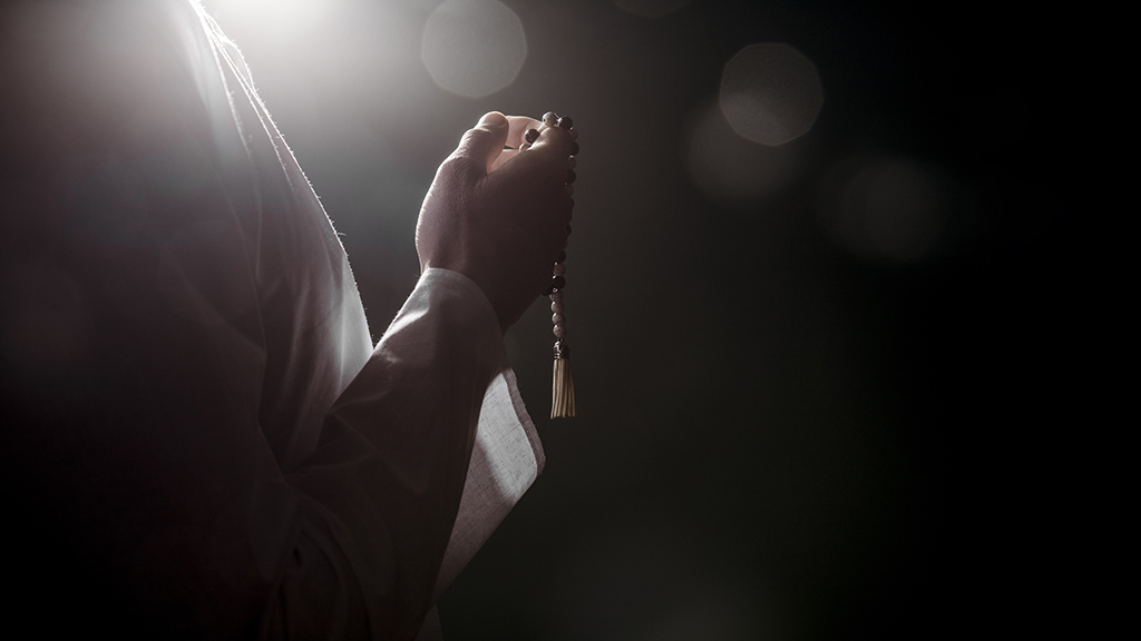 سؤال خطير في الفلسفة والإلهيات: هل الله يهتم بِنَا