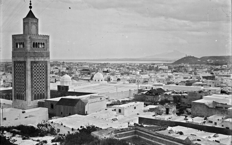 تونس المدينة بطهور جامع الزيتونة من خلال مشهد من الطائرة التُقط سنة 1912