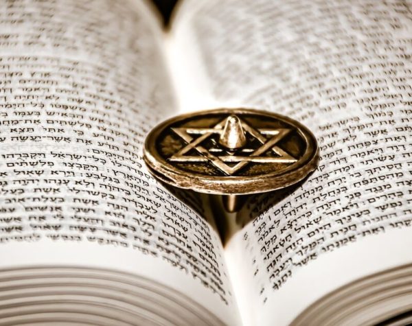 la-torah-le-livre-sacre-du-judaisme.jpg