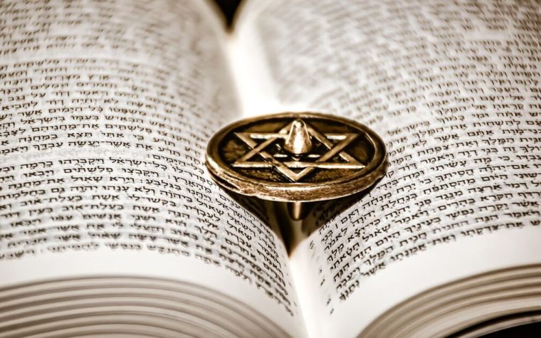 la-torah-le-livre-sacre-du-judaisme.jpg