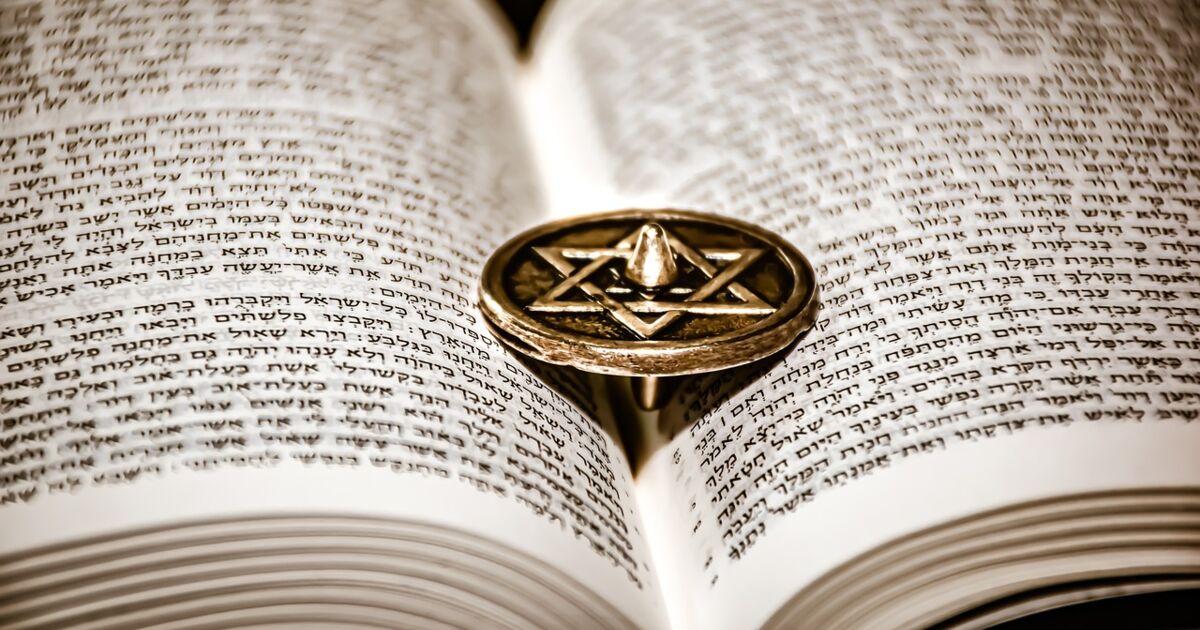 la-torah-le-livre-sacre-du-judaisme.jpg