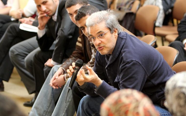 هشام العلوي هو ابن الأمير الراحل مولاي عبد الله، الابن الأصغر للملك محمد الخامس ملك المغرب نشأ هشام العلوي في الرباط، عاصمة المغرب