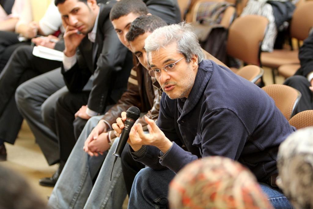هشام العلوي هو ابن الأمير الراحل مولاي عبد الله، الابن الأصغر للملك محمد الخامس ملك المغرب نشأ هشام العلوي في الرباط، عاصمة المغرب